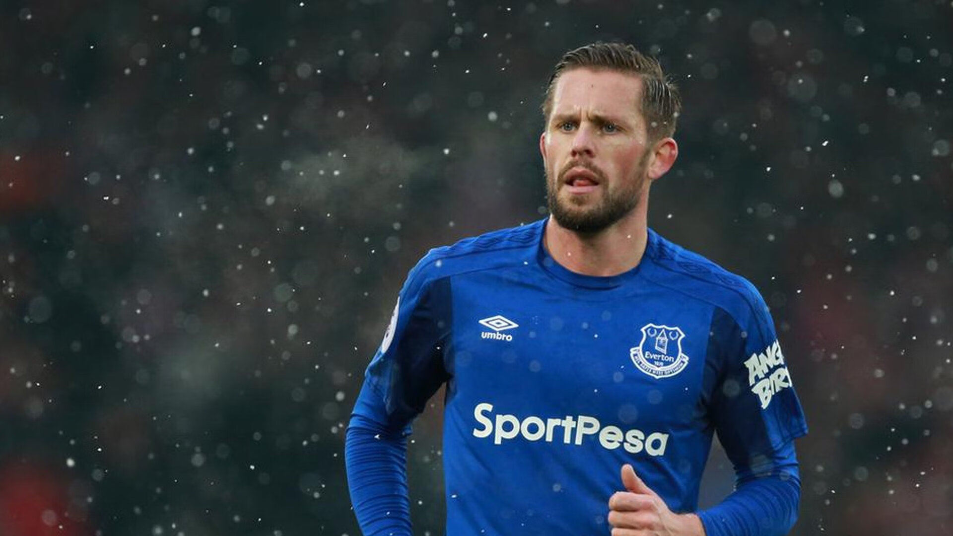 奥格斯堡队遭遇强劲对手，不敌而归，奥格斯堡转入球员