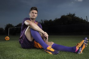 墨西哥骑手费德里科·费尔南德斯在巴黎奥运会上与“Contago”马匹共同夺得障碍赛银牌，展现默契配合。