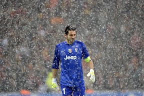 巴萨领先积分榜！梅西出色发挥，助队保持胜利，巴萨续约梅西报价